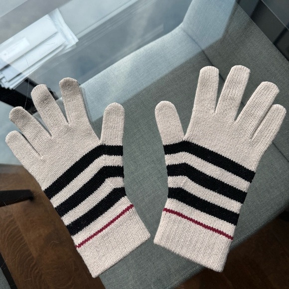 Burberry Gloves - Picture 2 of 4